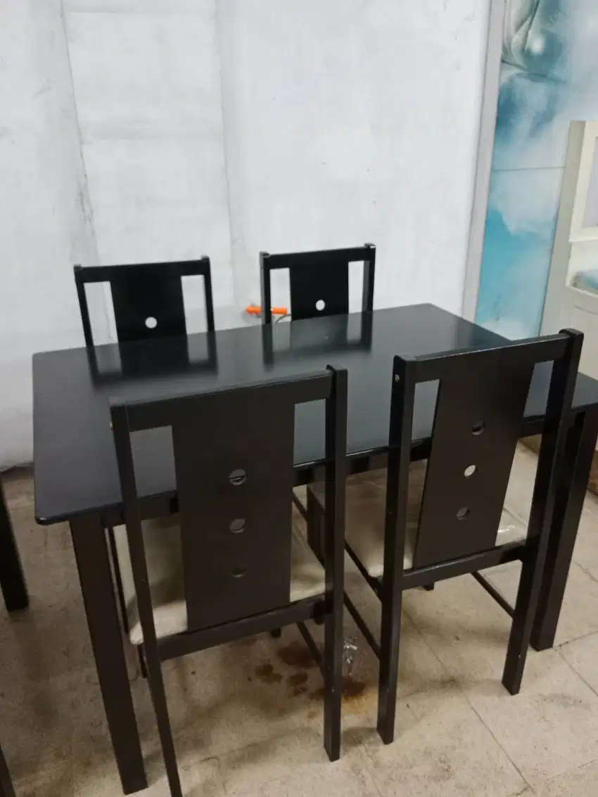 meja makan minimalis