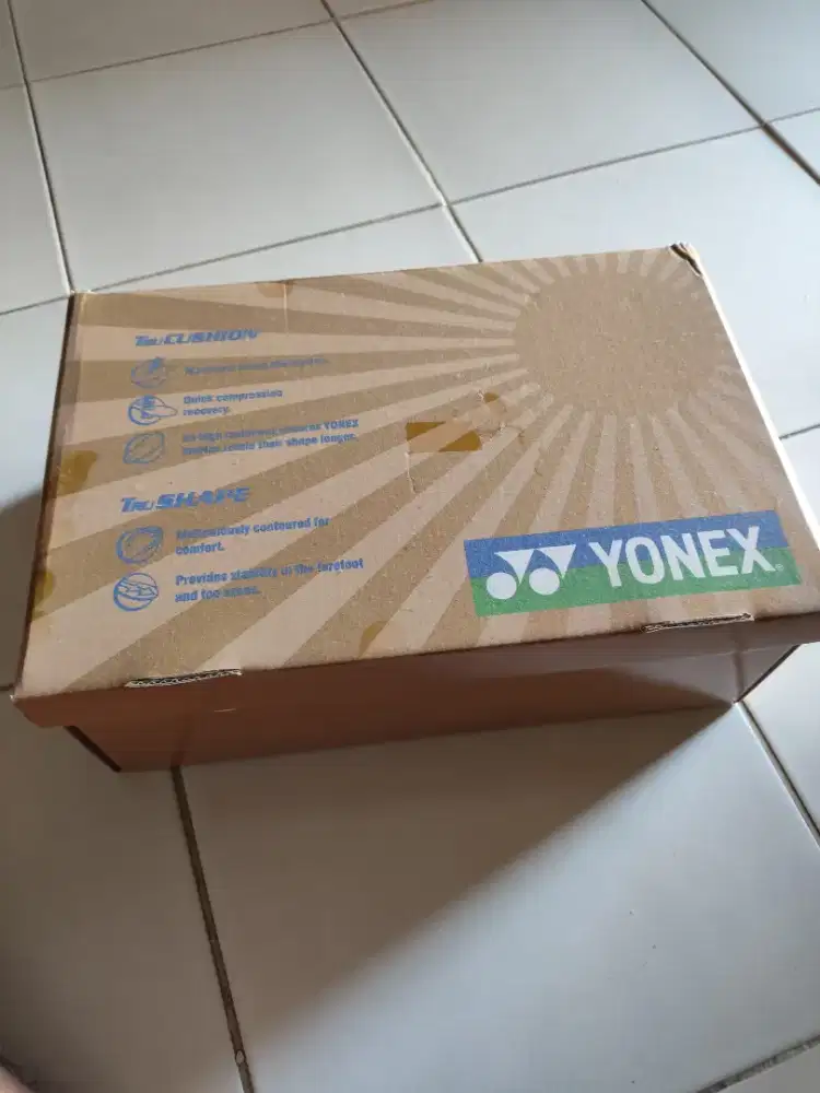 Sepatu bulu tangkis merk yonex