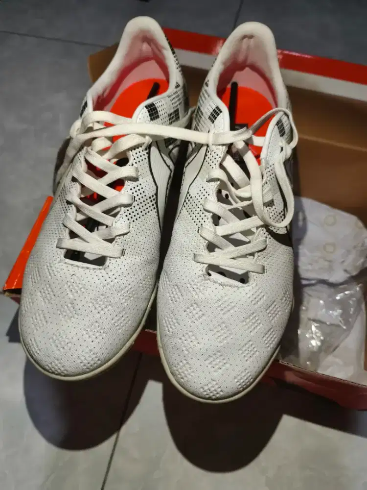 Sepatu futsal ortuseight