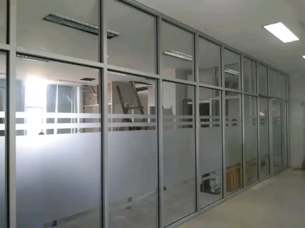 Partisi kaca Alumunium