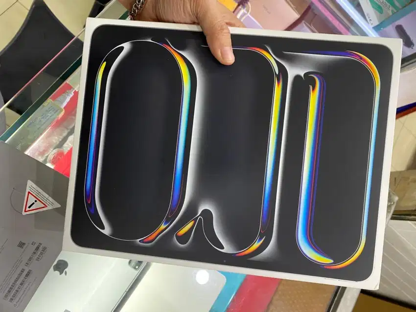 Ipad pro m4 13 inch 256gb wifi baru dan garansi ibox warna silver ,
