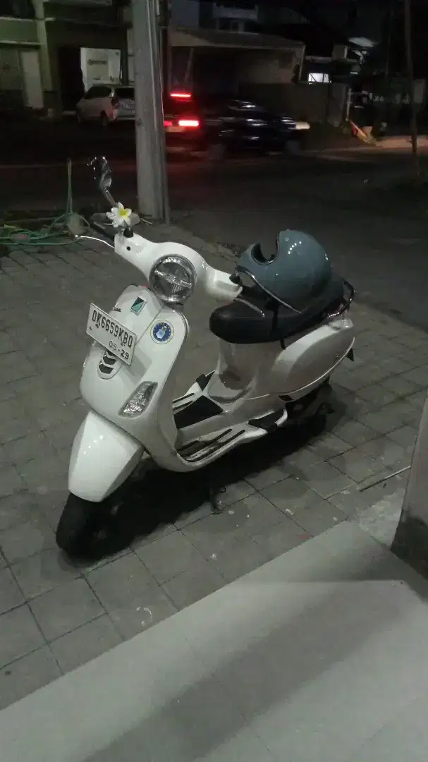 Piaggio Putih mulus