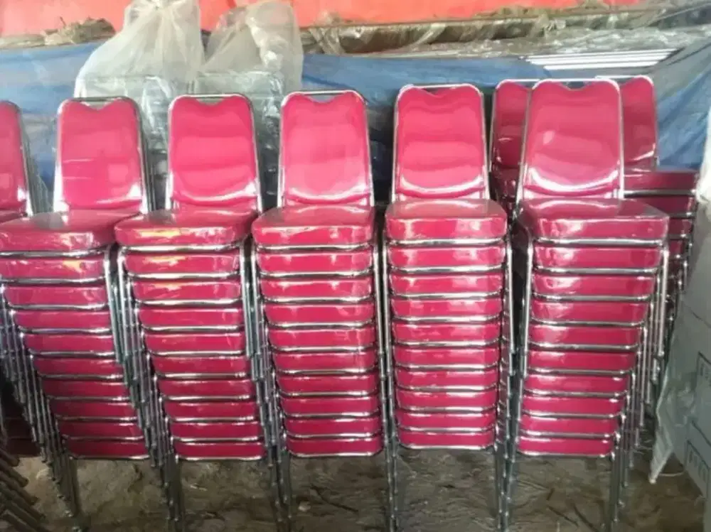 Kursi susun futura langsung dari pabrik produksi