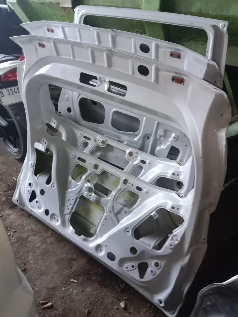 Pintu bagasi mobil Xpander