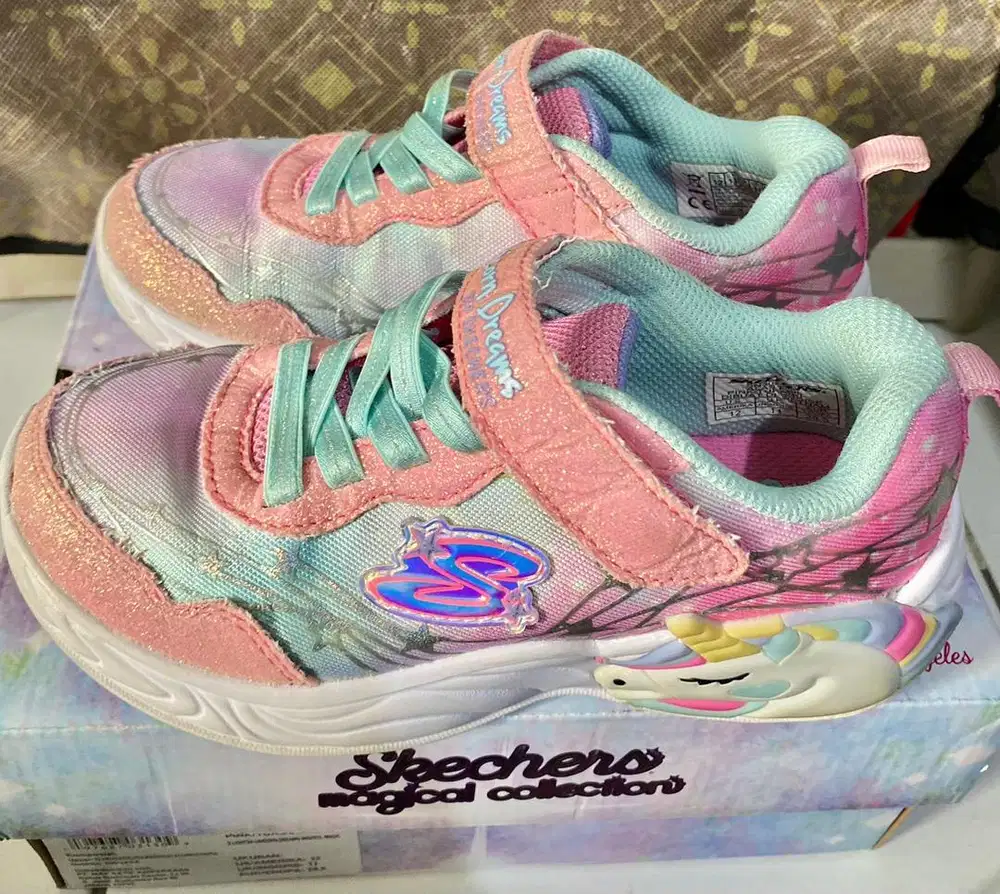 Sepatu skechers anak