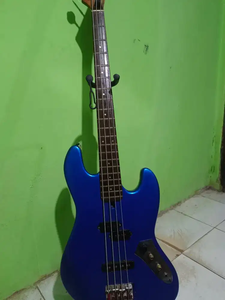 Bass Custom biru