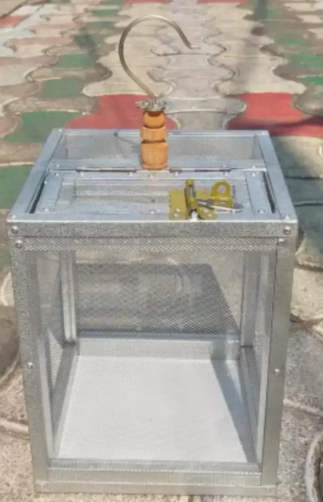 Kandang pakan gantung dan duduk baru