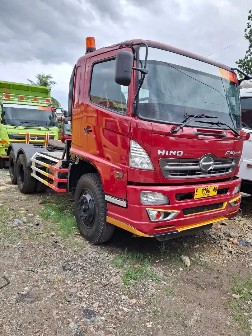 Tronton hino lohan fm 320 ti tahun 2013 6x4