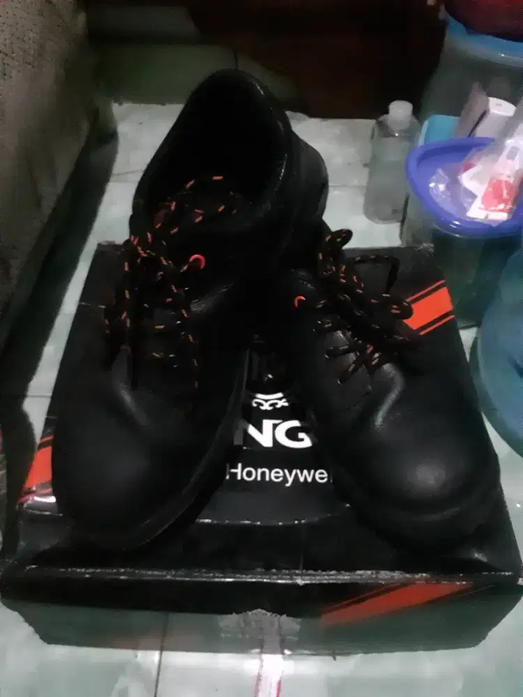 sepatu sefty ukuran 44