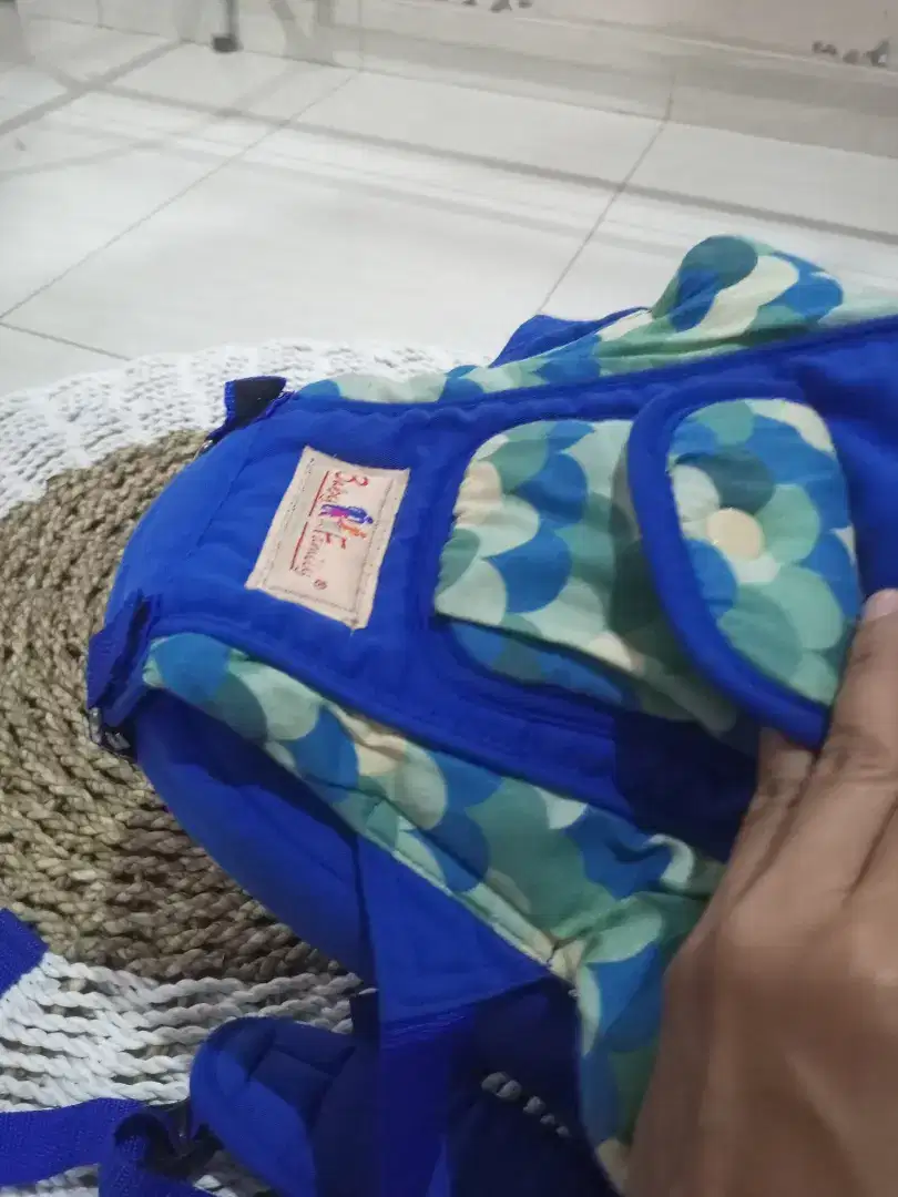 Gendongan bayi hip seat Baby Family dan tas bekal bayi