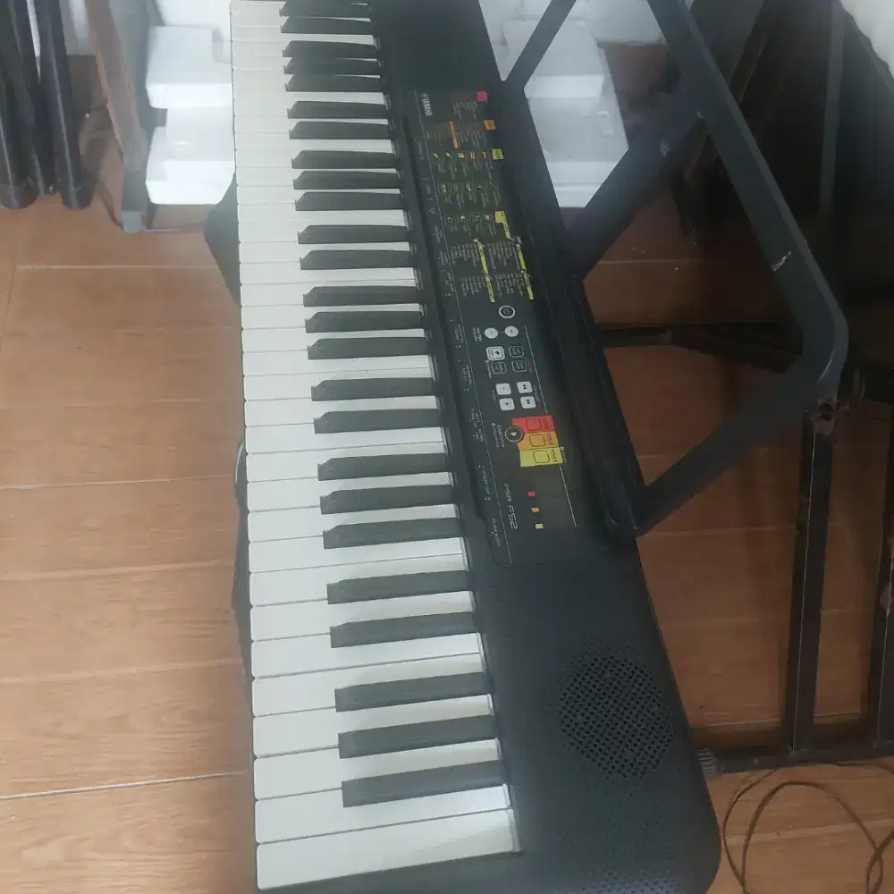 Keyboard Yamaha F52 . Type terbaru Cocok u mulai belajar Piano.
