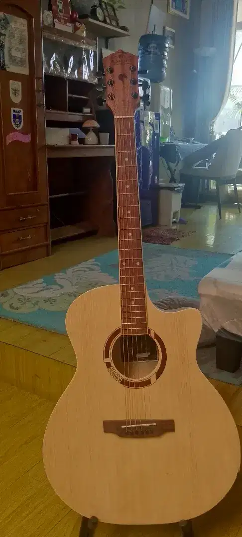 Gitar ORI merek loka