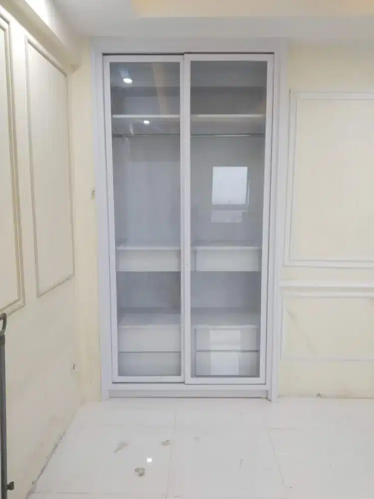 Lemari baju pintu sleding bingkai kaca almari tanam tembok