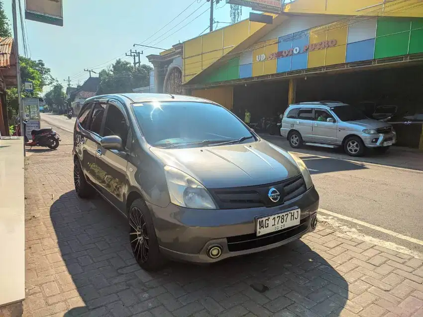 nissan grand Livina 1.5 SV 2013 Plat AG zen mobil bekas sekoto kediri