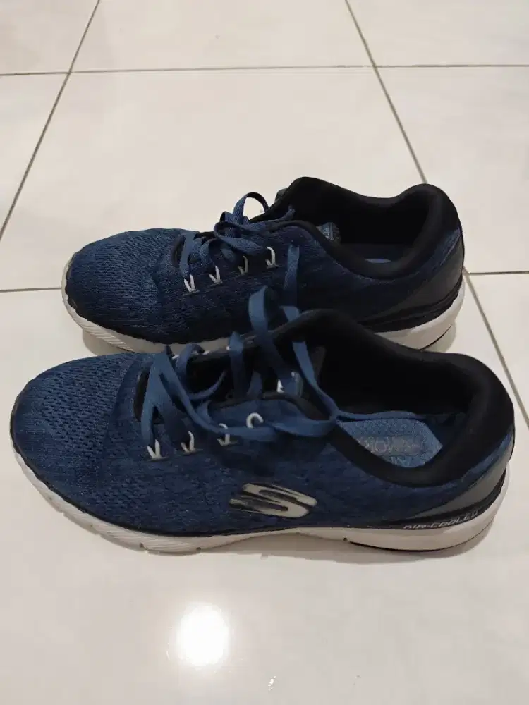 Dijual sepatu running SKECHERS LIGHTWEIGHT