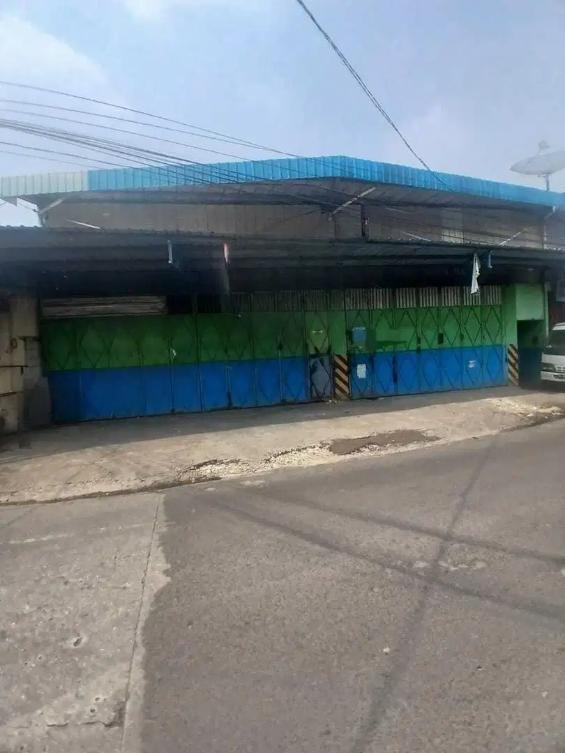 Disewakan Murah Gudang Pinggir Jalan Eks Bengkel di Rawalumbu