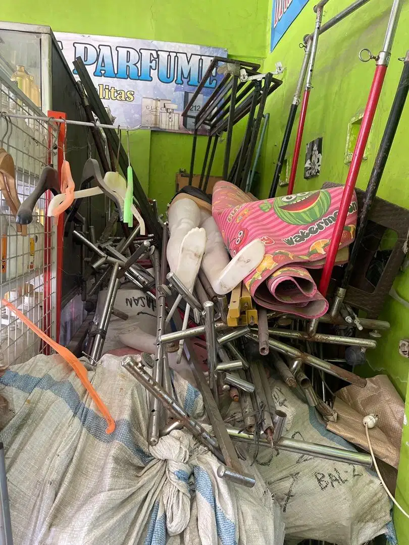 Gawang dan Hanger baju dan celana banyak