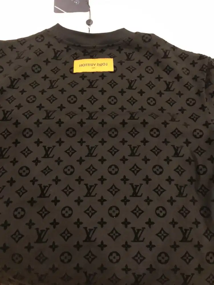 Baju kaos pria hitam