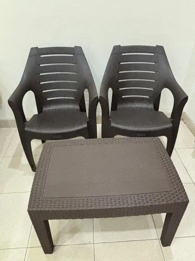 1 set meja & kursi teras. Merk : Napolly.