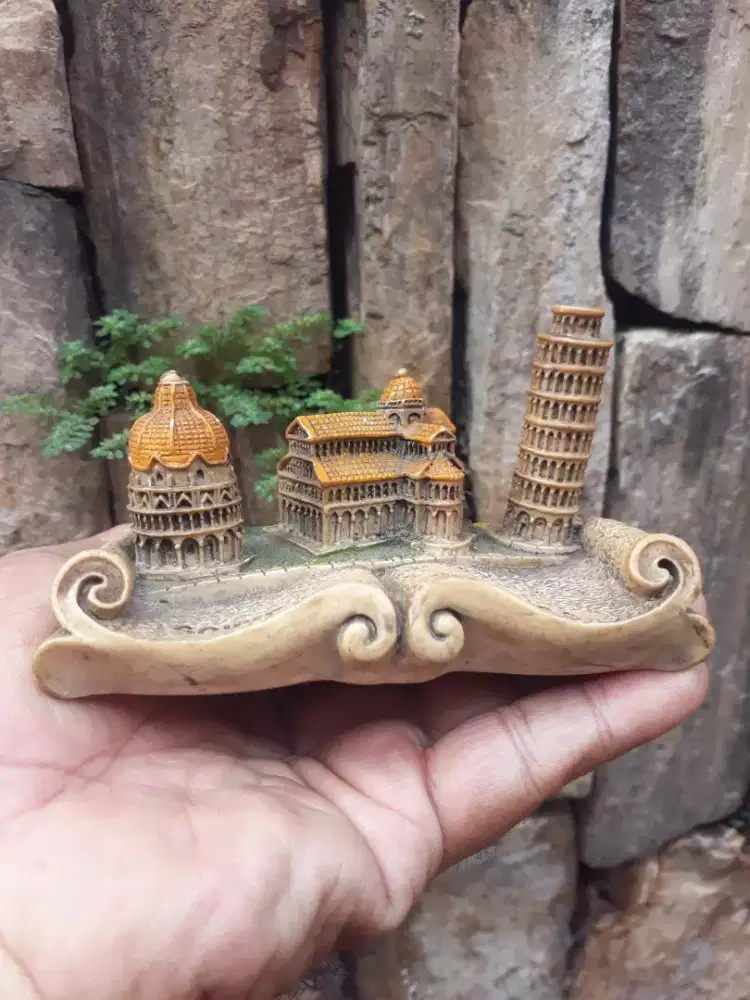 Mainan anak miniatur complex menara pisa italy eropa bahan resin jadul