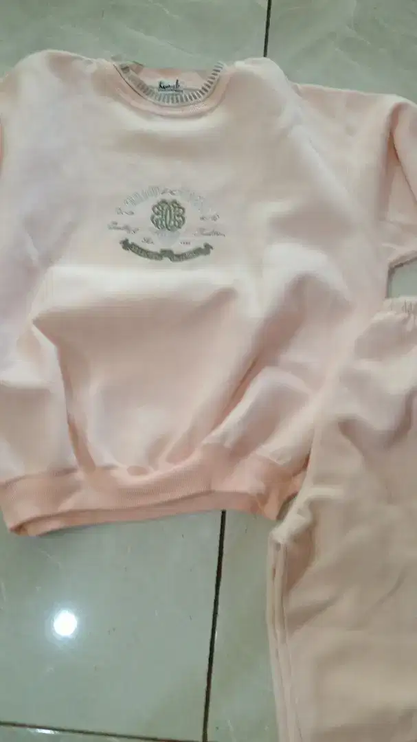 Baju wanita dan anak laki laki