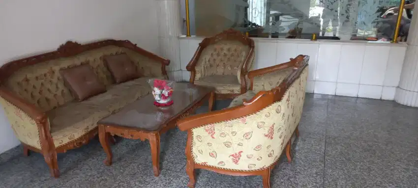 Di jual satu set kursi dan meja tamu