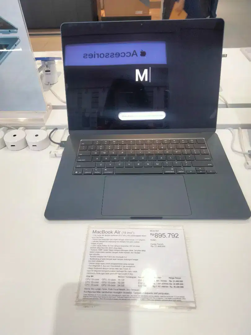 MACBOOK AIR (15 inci)¹