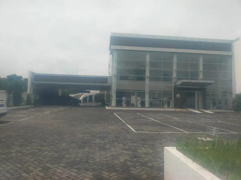 DISEWAKAN EX SHOWROOM MOBIL RAYA WIYUNG SURABAYA