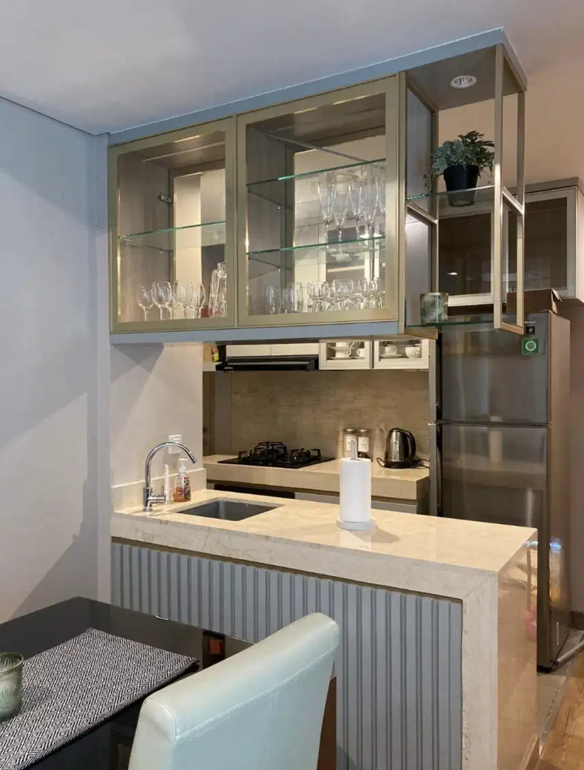 Apartemen 3 BR Full Furnish Bagus Lantai Sedang di Holland Village