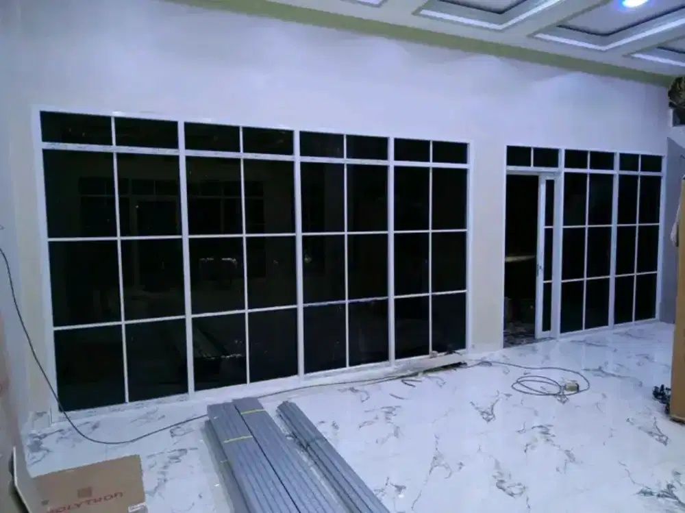 Partisi kaca motif Ornament