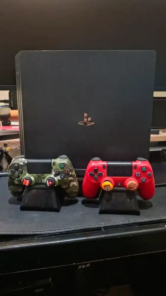 PS4 Pro 1TB + Game Fisik & Digital + Aksesori (Kondisi Mulus)