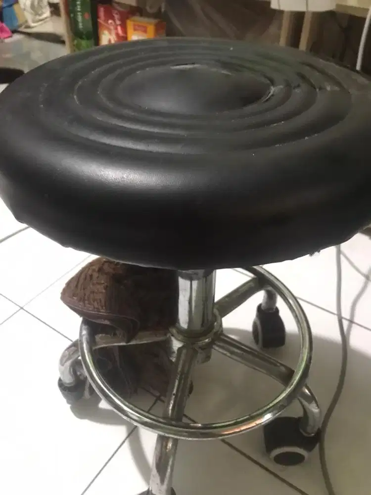 Kursi kantor ada kaki roda