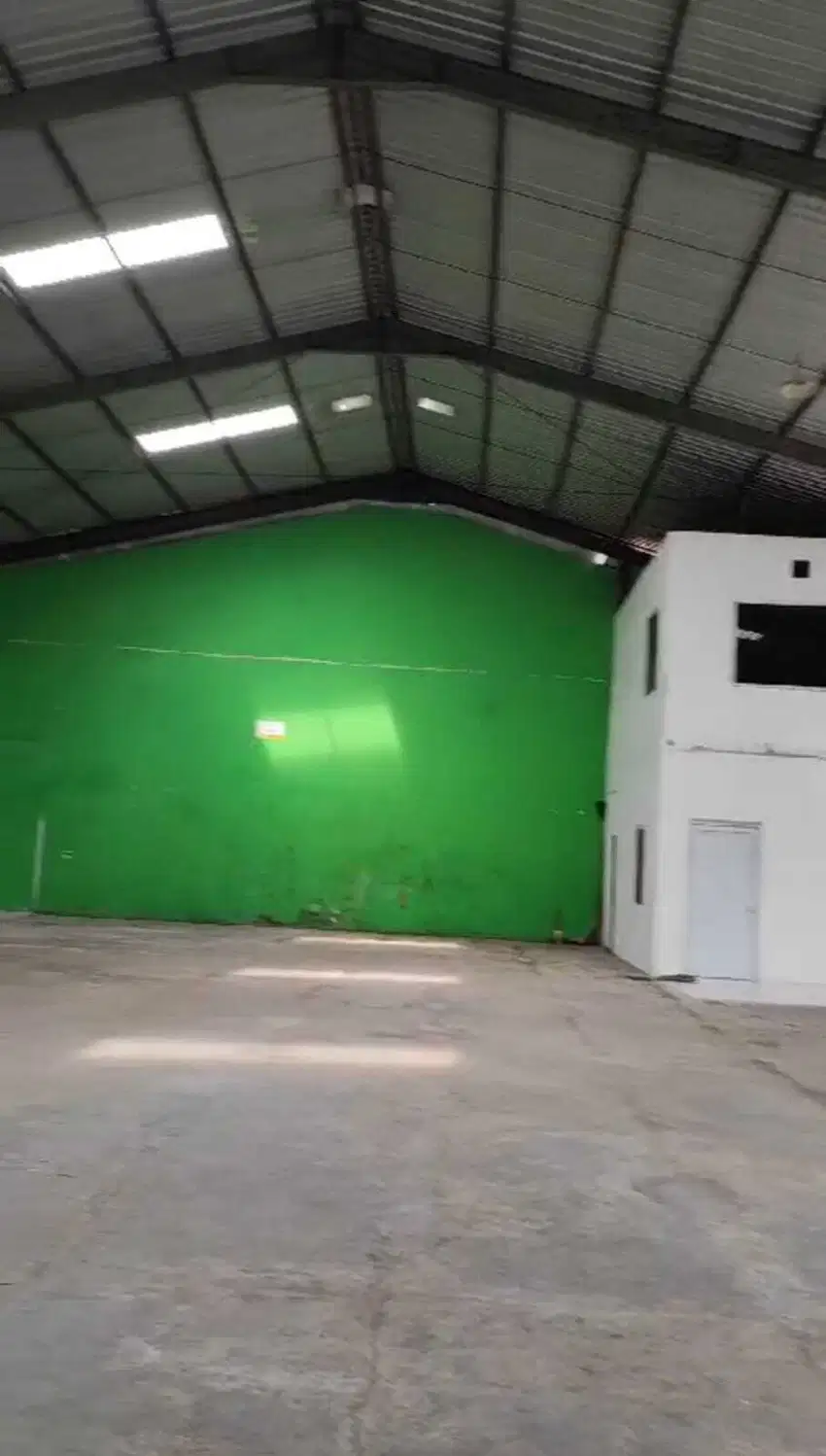 DISEWAKAN GUDANG PINGGIR JALAN UTAMA SEMARANG