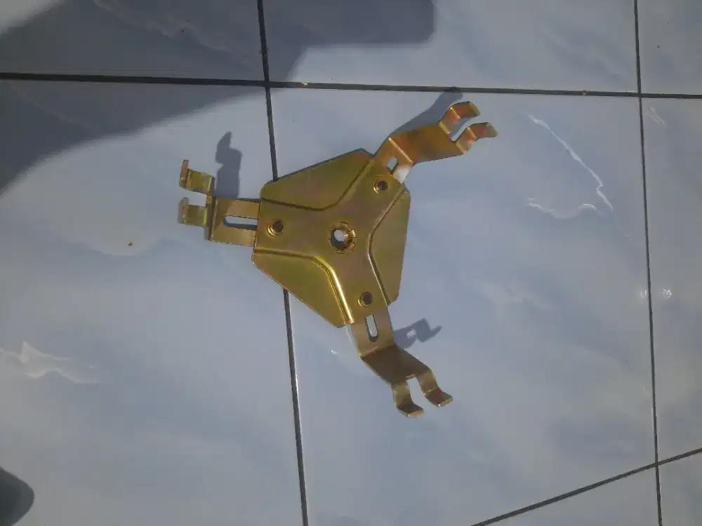 Pembuka tutup bensin calya