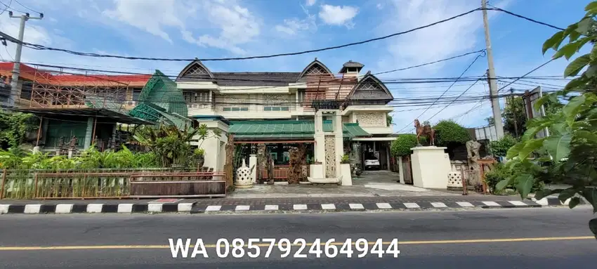 Di jual gedung komersial lantai 3 di jalan raya Batu bulan Gianyar