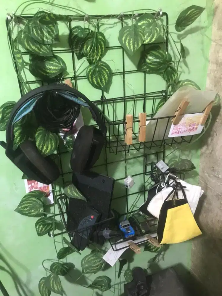 Rak dinding + daun plastik + hiasan lampu kecil