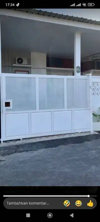 pagar rumah expanda dengan plat eser warna putih