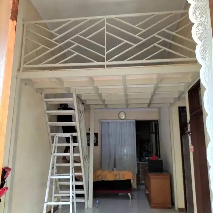 mezanin indoor dengan tangga warna putih