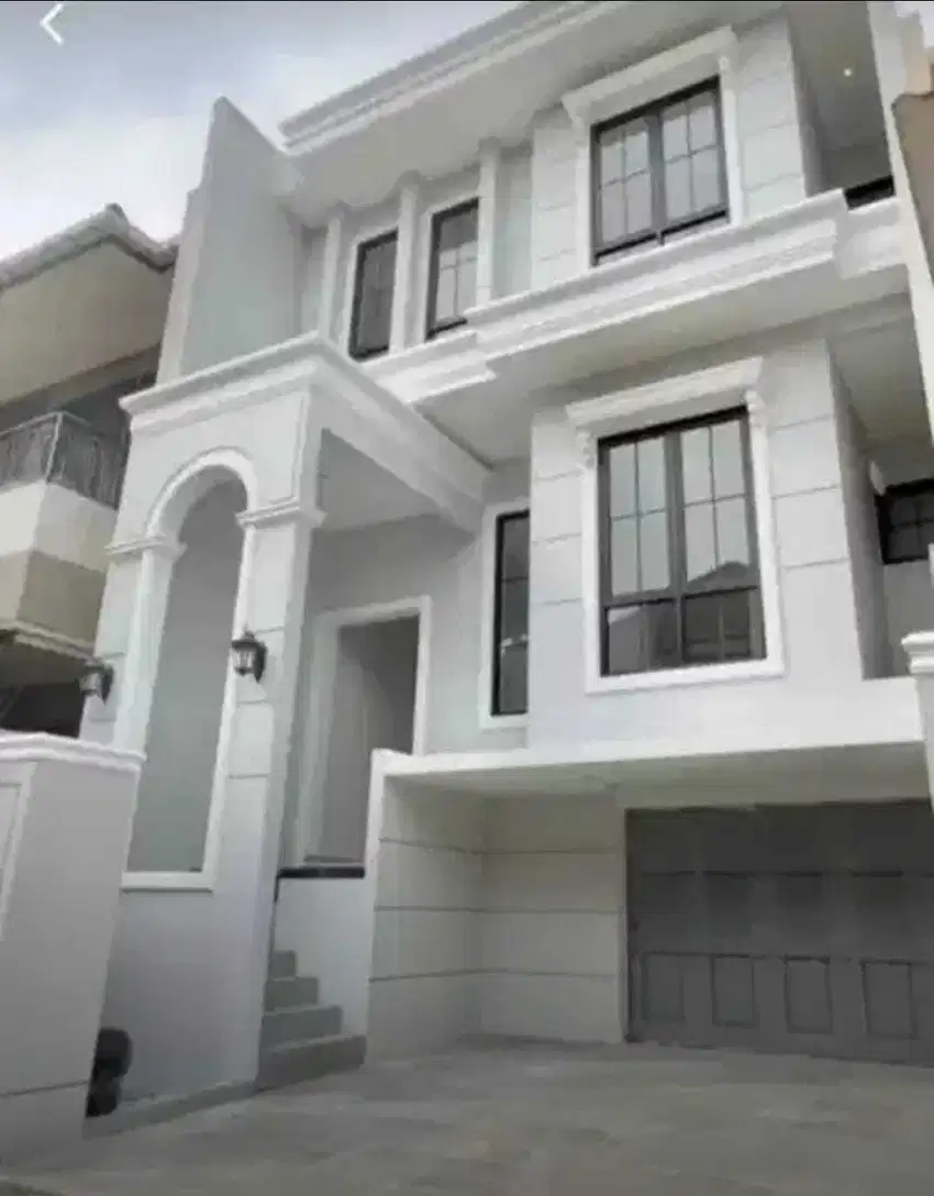 Dijual Rumah 3 lantai Graha Family, New American surabaya barat