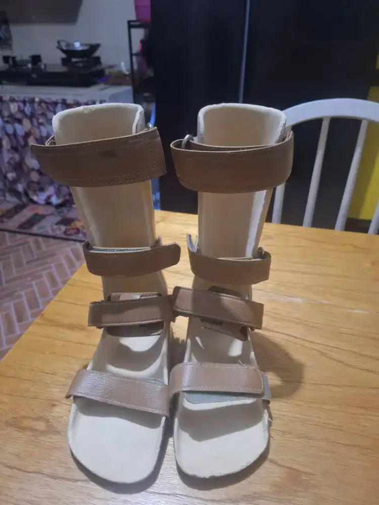 Preloved sepatu AFO ( Ankle Foot Orthosis ) untuk anak CP