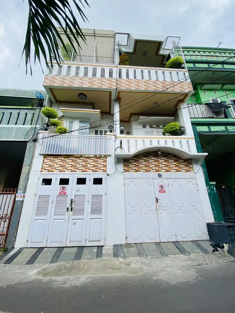 Jual cepat rumah 3 lantai di Sunter Jaya Jakarta Utara