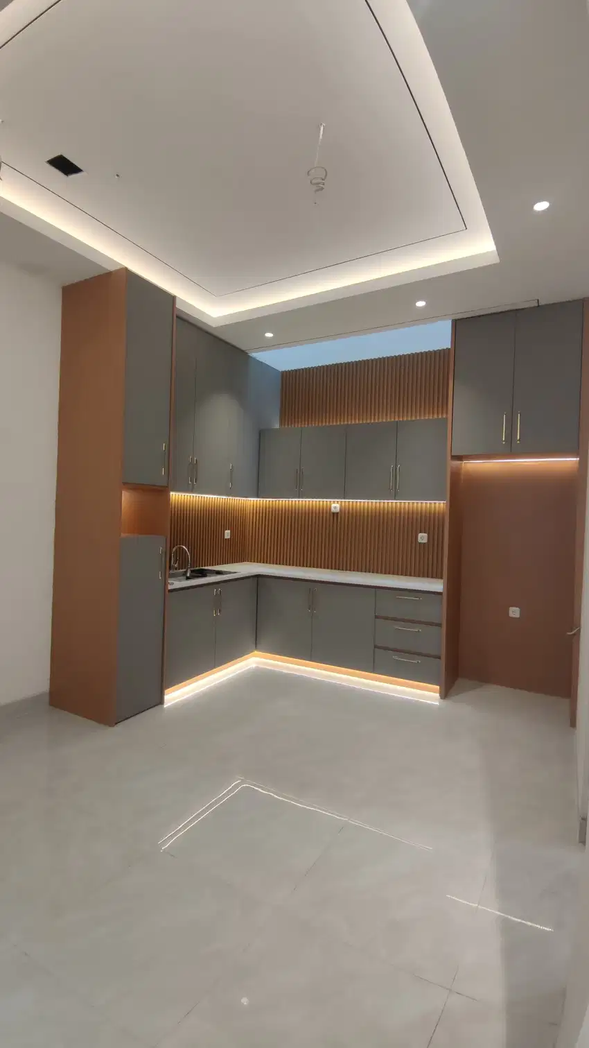 RUMAH BARU AESTHETIC  3 LANTAI MODERN DENGAN SKY LIGHT DI DURI KEPA