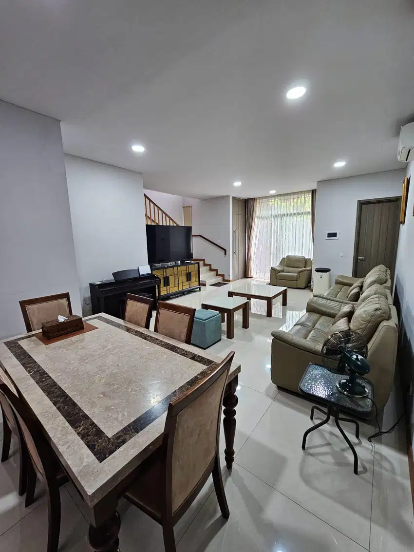 RUMAH 3 LANTAI SEMI FURNISHED SUDAH  RENOVASI