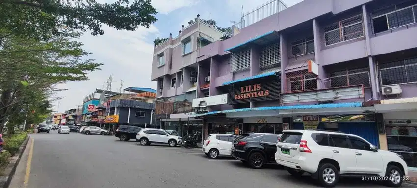 Ruko 3 Lantai Bumi Indah Hadap Jalan Besar Full Furnished Daerah Nagoy