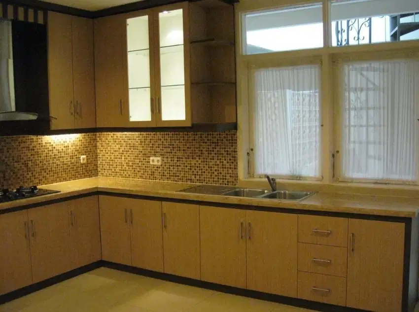 Rumah Ampera  lt. 500 (25x20),lb.350, jaksel