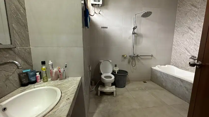 Dijual Rumah Hook Strategis di Gunung Batu Dalam, Semi Furnish