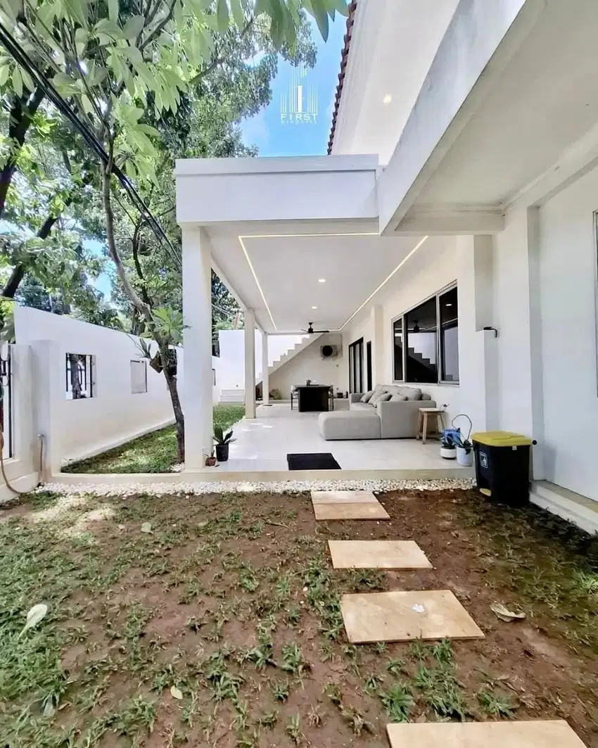 Rumah Senayan Mewah Hoek Dijual Cepat