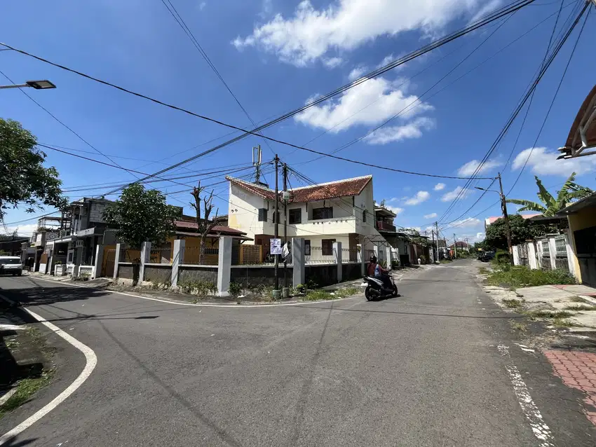 Rumah Hooq Hitung Tanah Bunga Flamboyan Dekat Suhat