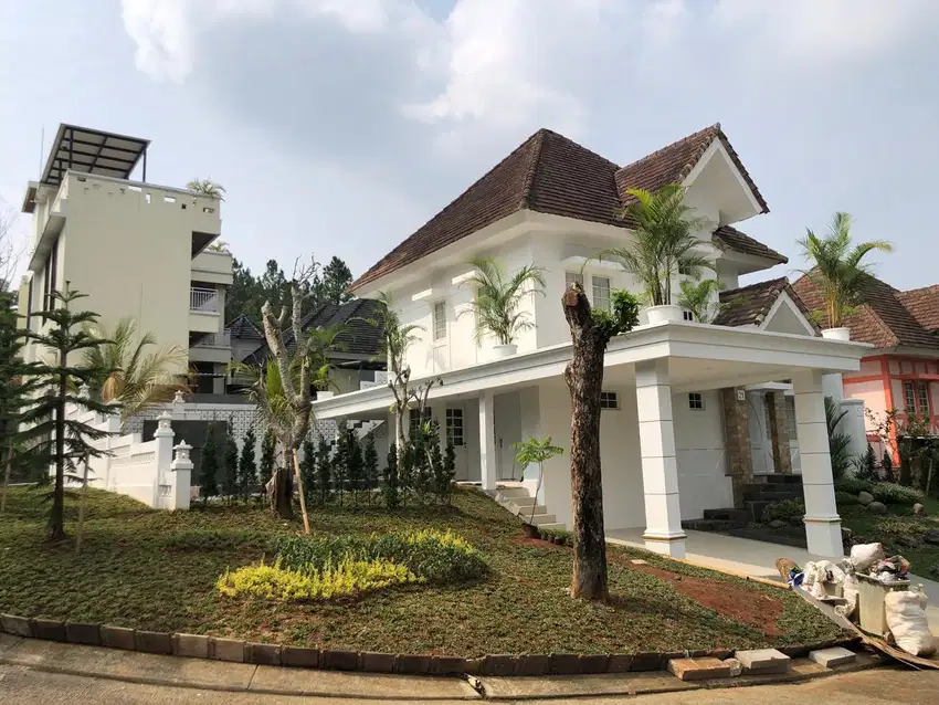 Di jual rumah siap huni halaman luas hoek kolam renang Sentul city