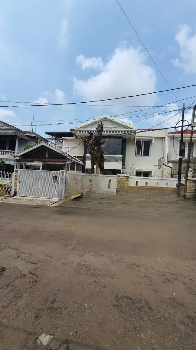 DIJUAL RUMAH STANDARD TUA JANUR KUNING 12X20 STRATEGIS JL SANGAT LEBAR